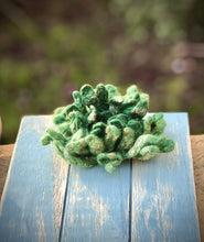 Load image into Gallery viewer, Wool Brooch Flower Pin