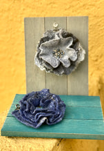 Load image into Gallery viewer, Blue wool brooch