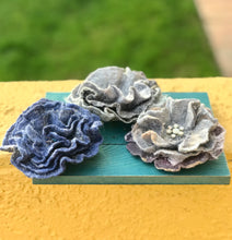 Load image into Gallery viewer, Felted wool brooch