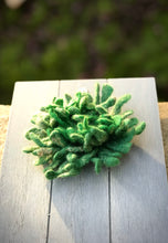 Load image into Gallery viewer, Flower wool brooch